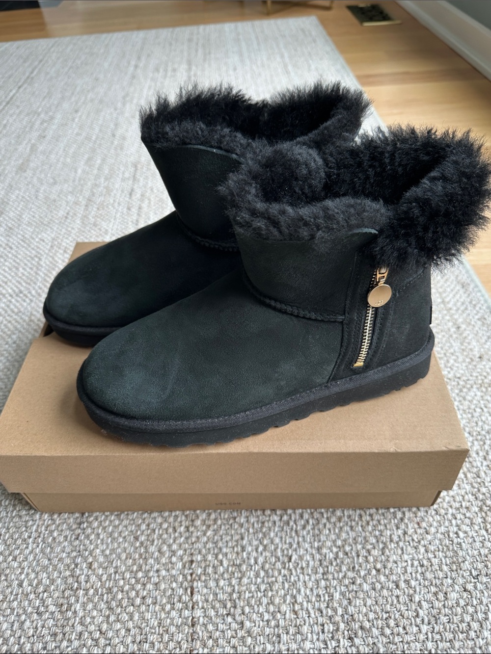 UGG NIB W Bailey Zip Mini / Black with gold hardware/ W/ size 9